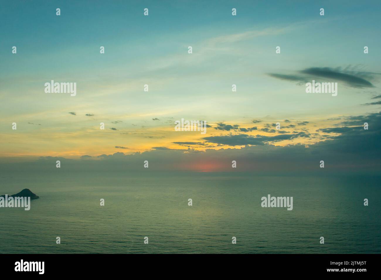 Lever de soleil vu du sommet de la pierre télégraphique ( pedra do telegrafo ) à rio de janeiro, Brésil. Banque D'Images