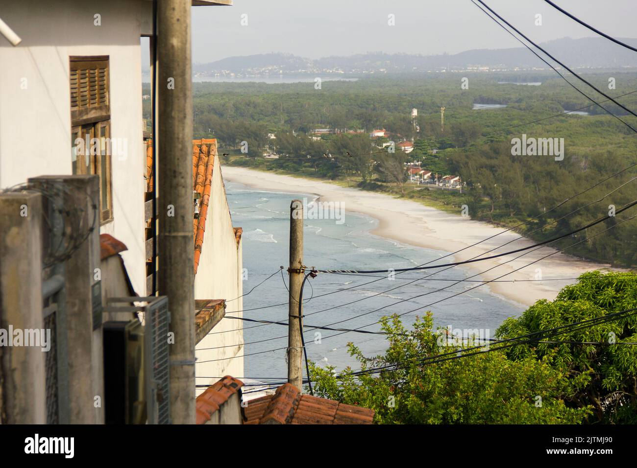 Vue sur la plage de sable Marambaia ( restinga de marambaia ) à Guaratiba à Rio de Janeiro Brésil . Banque D'Images