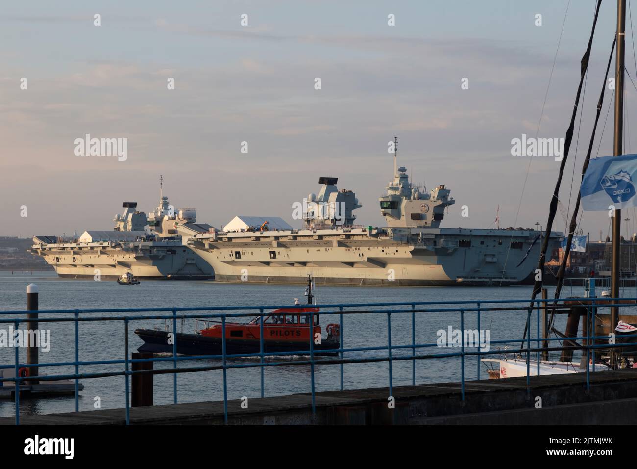 Les porte-avions HMS Queen Elizabeth et HMS Prince of Wales se trouvent à Portsmouth le 28th juillet 2022. Photos prises un mois avant que le prince de Galles ne s'embarque pour les États-Unis. Les porte-avions de la classe Queen Elizabeth sont les plus grands navires de guerre jamais construits pour la Marine royale. Banque D'Images