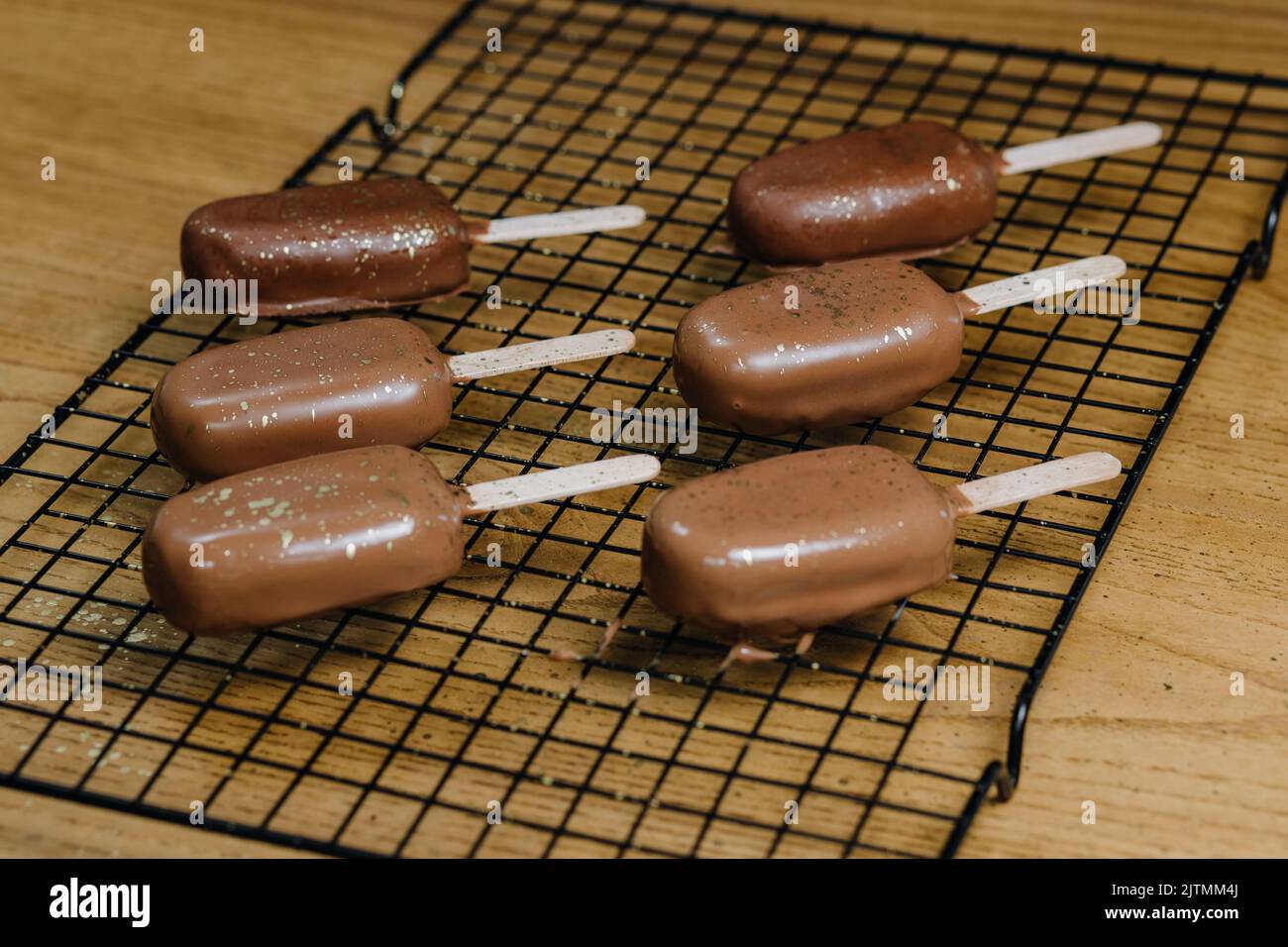 Gâteau à la crème glacée et à la crème au chocolat. Biscuits aux pépites de chocolat sur un bâton sous forme de crème glacée sur la table Banque D'Images
