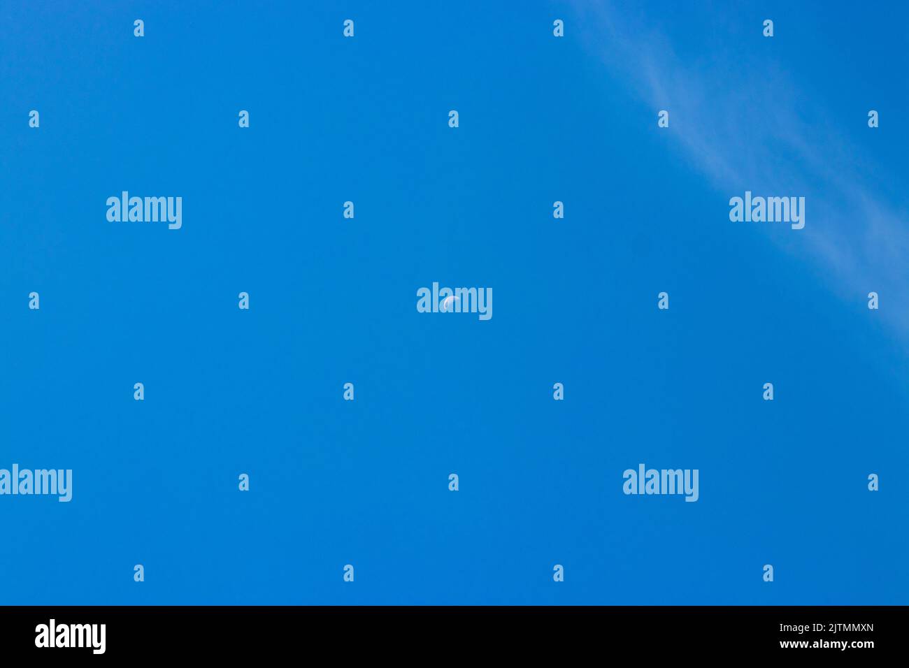 Demi-lune sur le ciel bleu en arrière-plan . aspect minimaliste. Copier zone de texte. Banque D'Images