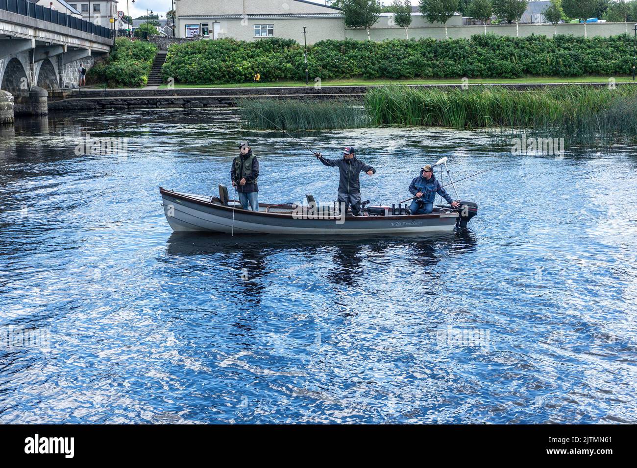 Trois hommes pêchent à la mouche sur Lough Ree , sur la rivière Shannon, dans les midlands d'Irlande. Banque D'Images