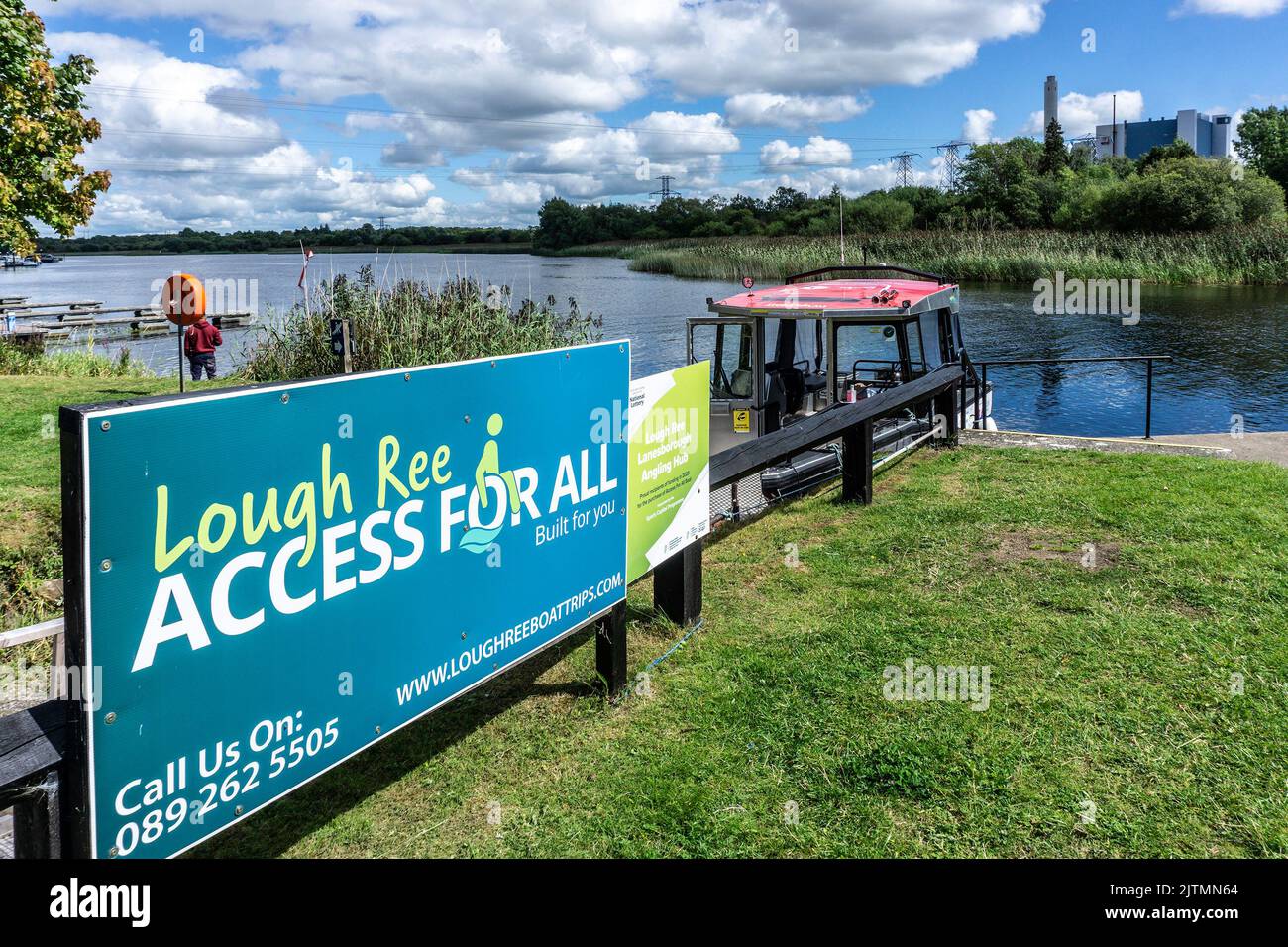 Un panneau pour un service fourni par le Lough Ree Angling Club, dans les Midlands irlandais, offrant un accès en fauteuil roulant aux personnes handicapées. Banque D'Images