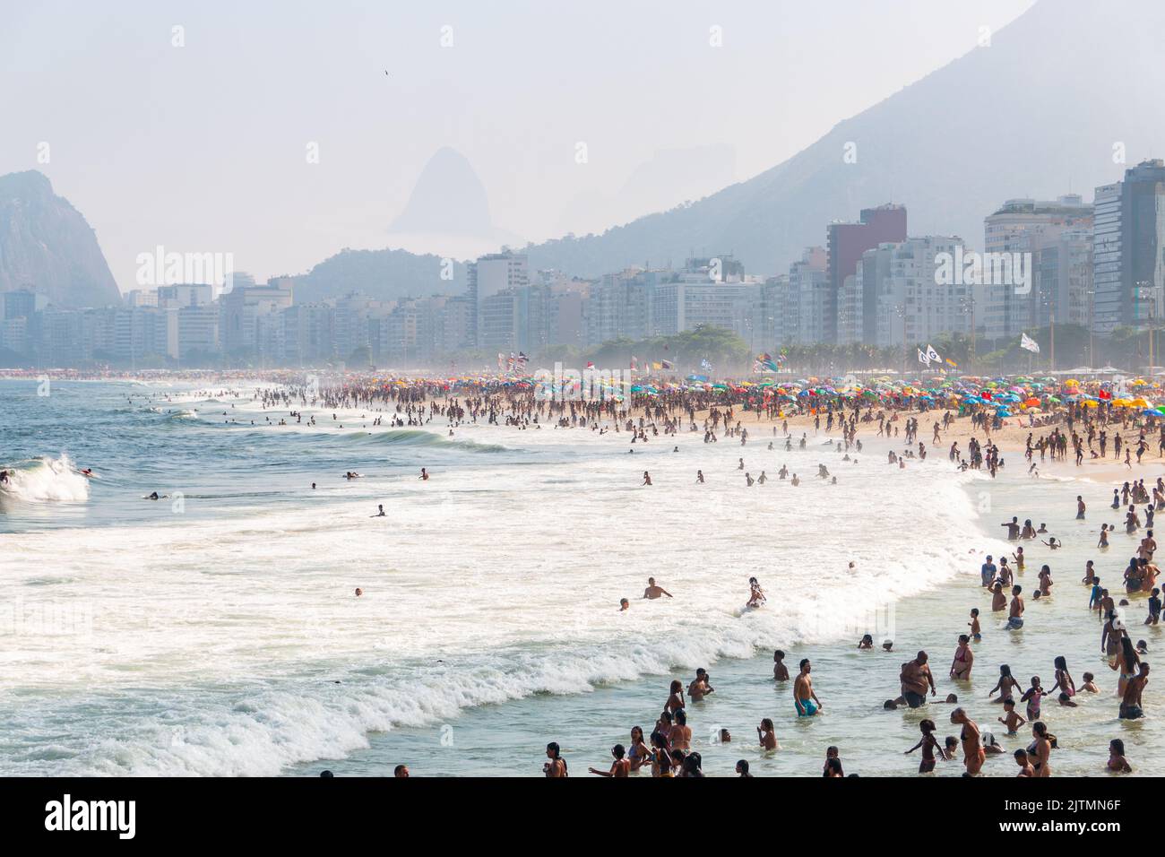 Plage de copacabana surpeuplée à Rio de Janeiro, Brésil - 6 septembre 2020 : plage de copacabana surpeuplée pendant la pandémie du coronavirus. Banque D'Images
