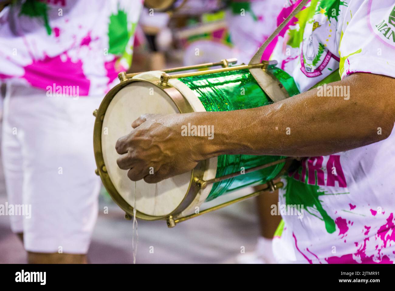 Percussionniste avec tambourine de l'école de samba mangueira à Rio de Janeiro, Brésil - 20 décembre 2015: Membre de la batterie au samba mangueir Banque D'Images
