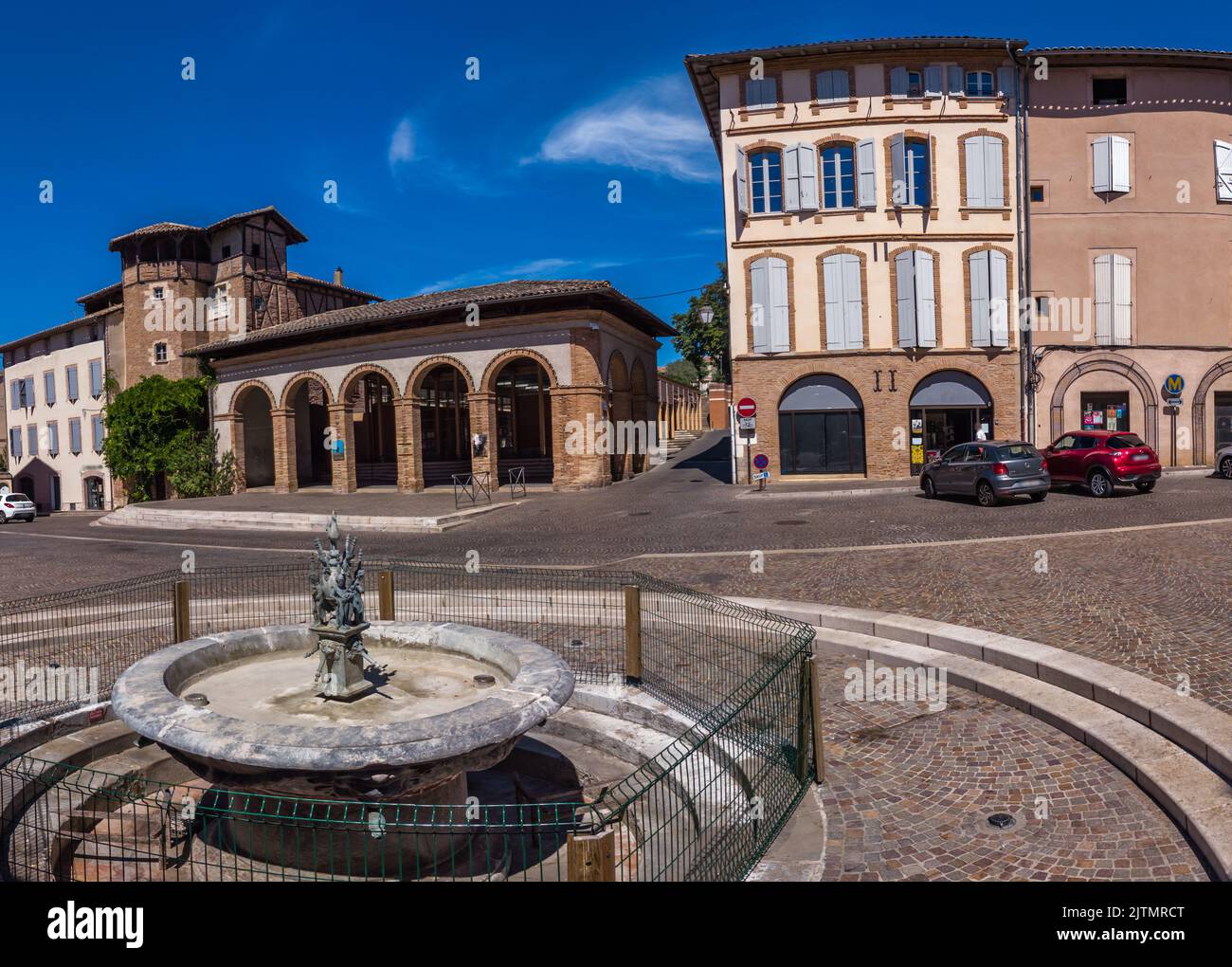 Vue panoramique de la place et de la fontaine du Griffoul Banque D'Images