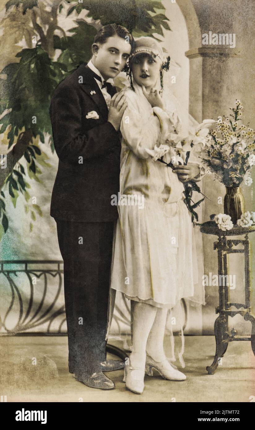 Jeune couple amoureux vêtu de vêtements vintage. Photo d'ancienne mode avec grain et flou de film original Banque D'Images