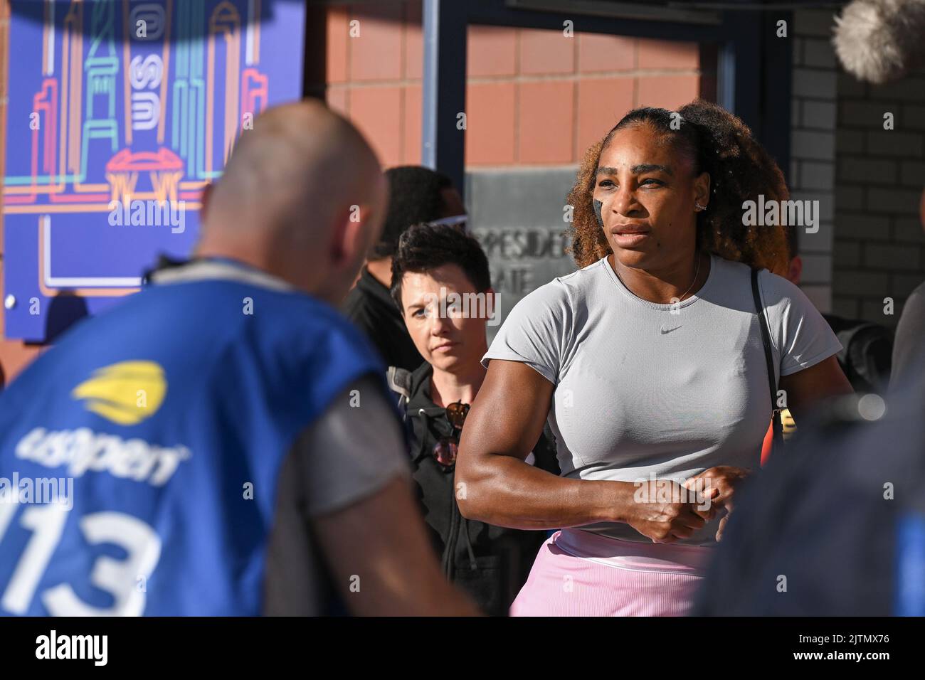 New York, États-Unis. 31st août 2022. Serena Williams a vu son arrivée pour son deuxième match de l'US Open au centre de tennis national de l'USTA Billie Jean King, dans le parc Flushing Meadow Corona, dans le quartier Queens de New York, 31 août 2022. Mme Williams a annoncé en août qu'elle prévoyait de se retirer du sport du tennis. (Photo par Anthony Behar/Sipa USA) crédit: SIPA USA/Alay Live News Banque D'Images