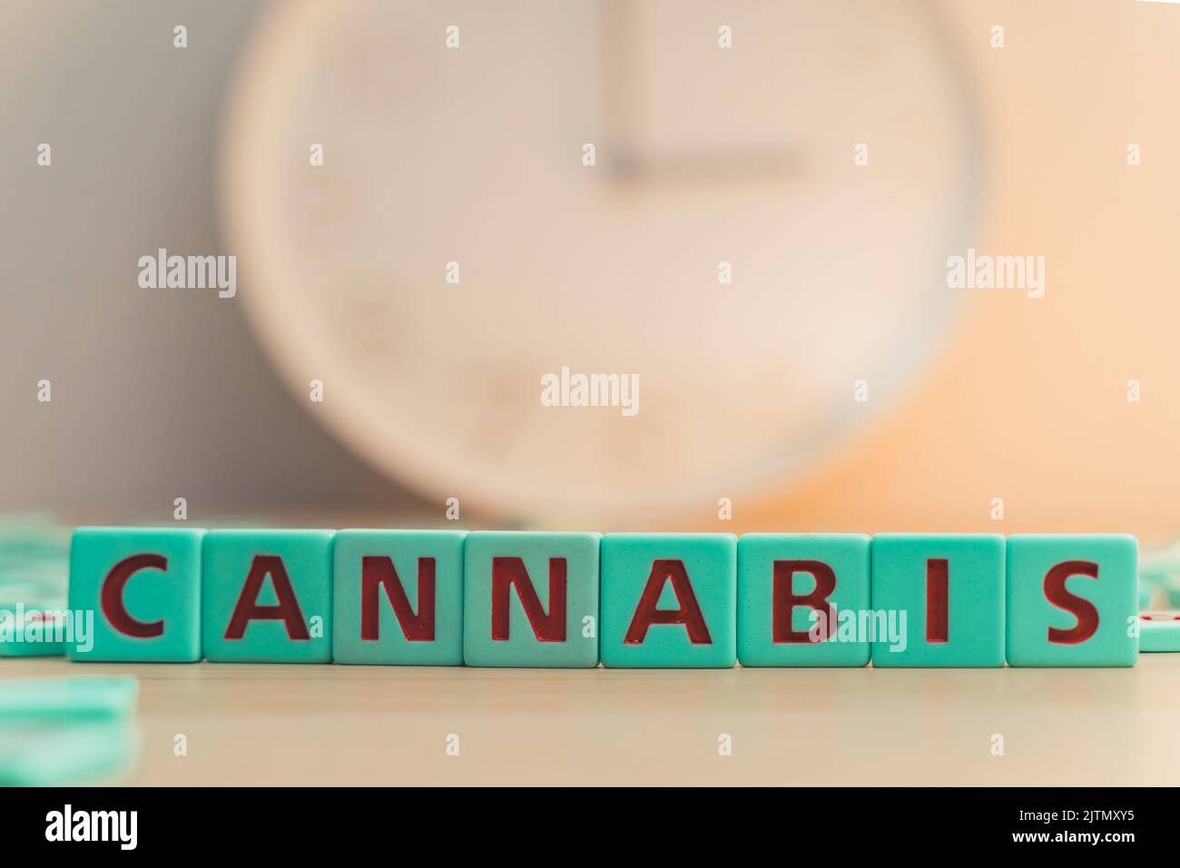 Le mot CANNABIS fait de petites pièces de jeu colorées avec des lettres imprimées sur elles. Le CBD comme médecine alternative à base de plantes et la thérapie chimique. Photo de haute qualité Banque D'Images