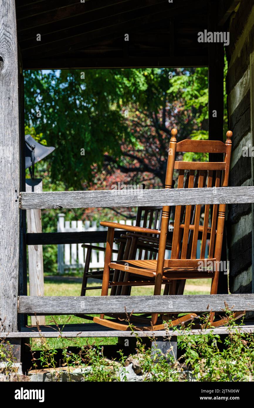 Photo d'une chaise à bascule en bois sur une véranda à l'avant dans le pays, un jour d'été. Banque D'Images