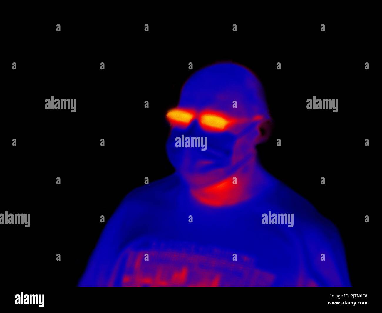 Médecin, chirurgien cardiaque dans un masque chirurgical. Illustration de l'image thermique. Des personnes floues et méconnaissables Banque D'Images