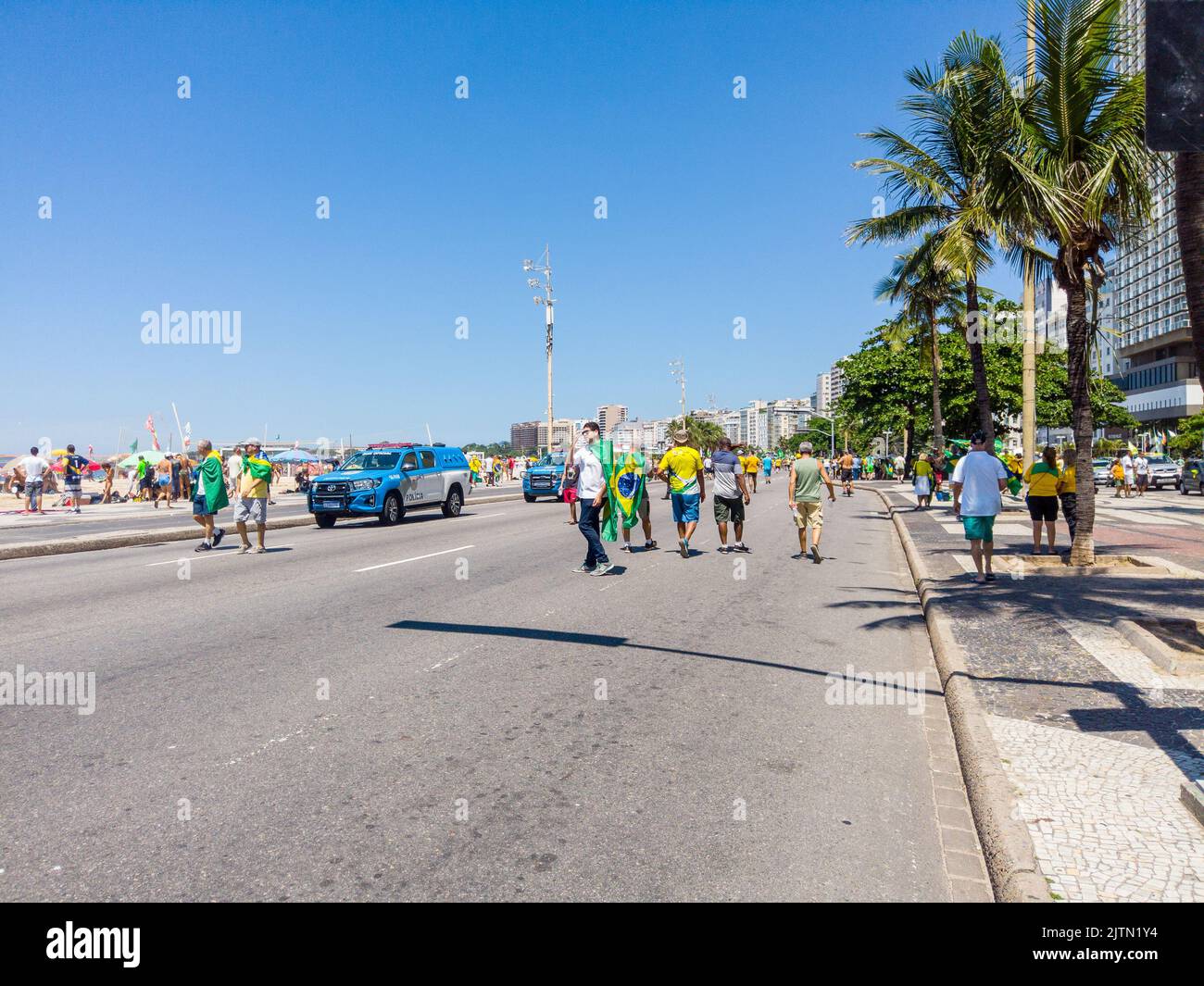 Manifestation sur la plage de Copacabana à Rio de Janeiro, Brésil - 15 mars 2020: Manifestation en faveur du gouvernement Bolsonaro sur la plage de Copacabana i Banque D'Images