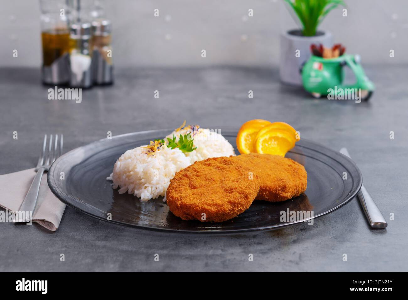 fromage camembert frit avec riz vapeur et tranches d'orange à l'hôtel Banque D'Images
