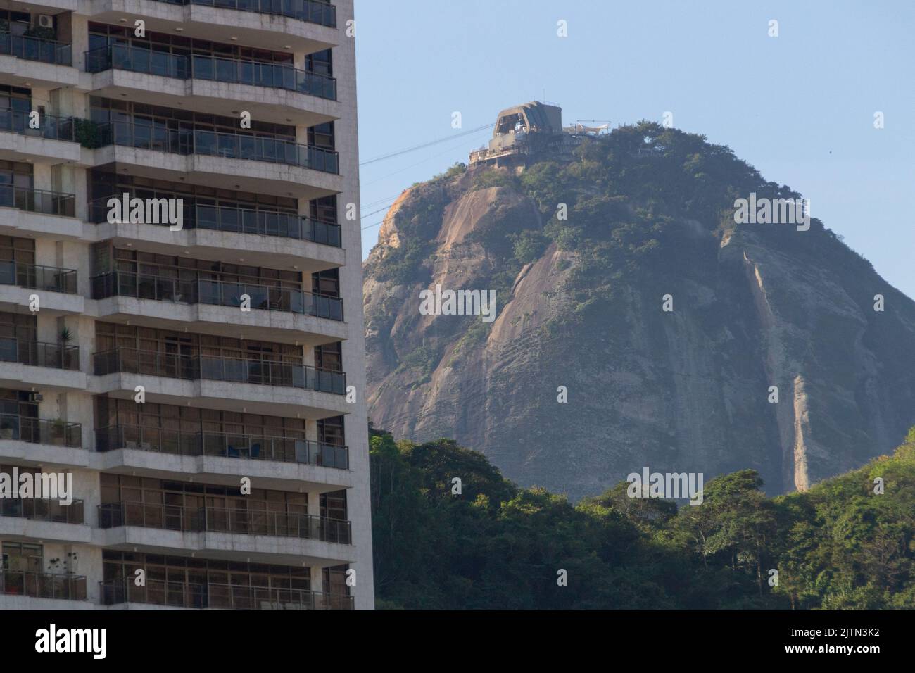 Colline de sugarloaf vue de la plage de Leme à Rio de Janeiro, Brésil - 1er juin 2020 : colline de Sugarloaf vue de la plage de leme à Rio de Janeiro. Banque D'Images