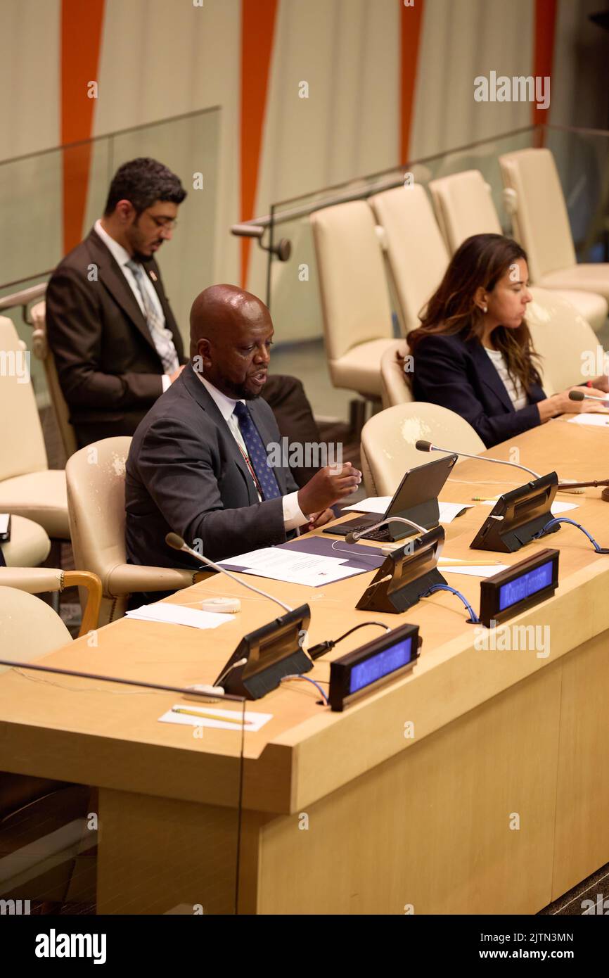 New York, NY, États-Unis. 31st août 2022. L'Ambassadeur Martin Kimani, Représentant permanent du Kenya auprès de l'Organisation des Nations Unies (l) s'adresse à la salle du Conseil économique et social. Réunion de la Formule Arria : menaces à la paix et à la sécurité internationales causées par les activités transnationales de groupes terroristes. (Image de crédit : © Mark J. Sullivan/ZUMA Press Wire) Banque D'Images