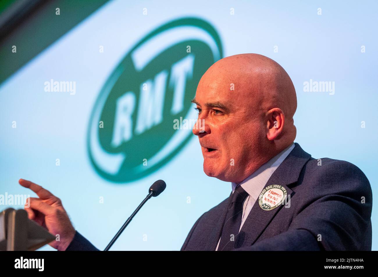 Londres, Royaume-Uni. 31 août 2022. Mick Lynch, Secrétaire général du RMT, s'exprime au rassemblement Save London transport Rally au siège de TUC. Organisé par le Syndicat national des travailleurs des transports, des transports et des chemins de fer (RMT), le rassemblement est solidaire des travailleurs des transports et de leur demande de financement public supplémentaire pour soutenir le système de transport public de la capitale. Credit: Stephen Chung / Alamy Live News Banque D'Images