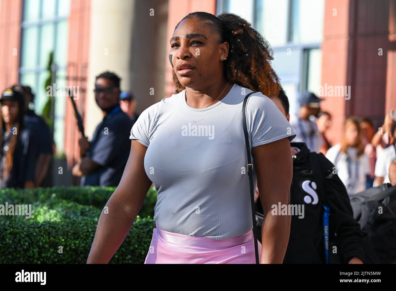 New York, États-Unis. 31st août 2022. Serena Williams a vu son arrivée pour son deuxième match de l'US Open au centre de tennis national de l'USTA Billie Jean King, dans le parc Flushing Meadow Corona, dans le quartier Queens de New York, 31 août 2022. Mme Williams a annoncé en août qu'elle prévoyait de se retirer du sport du tennis. (Photo par Anthony Behar/Sipa USA) crédit: SIPA USA/Alay Live News Banque D'Images