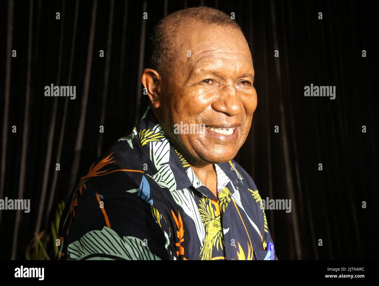 Le gouverneur de Manus Charlie Benjamin lors d'une rencontre avec les Manuses à Port Moresby Banque D'Images