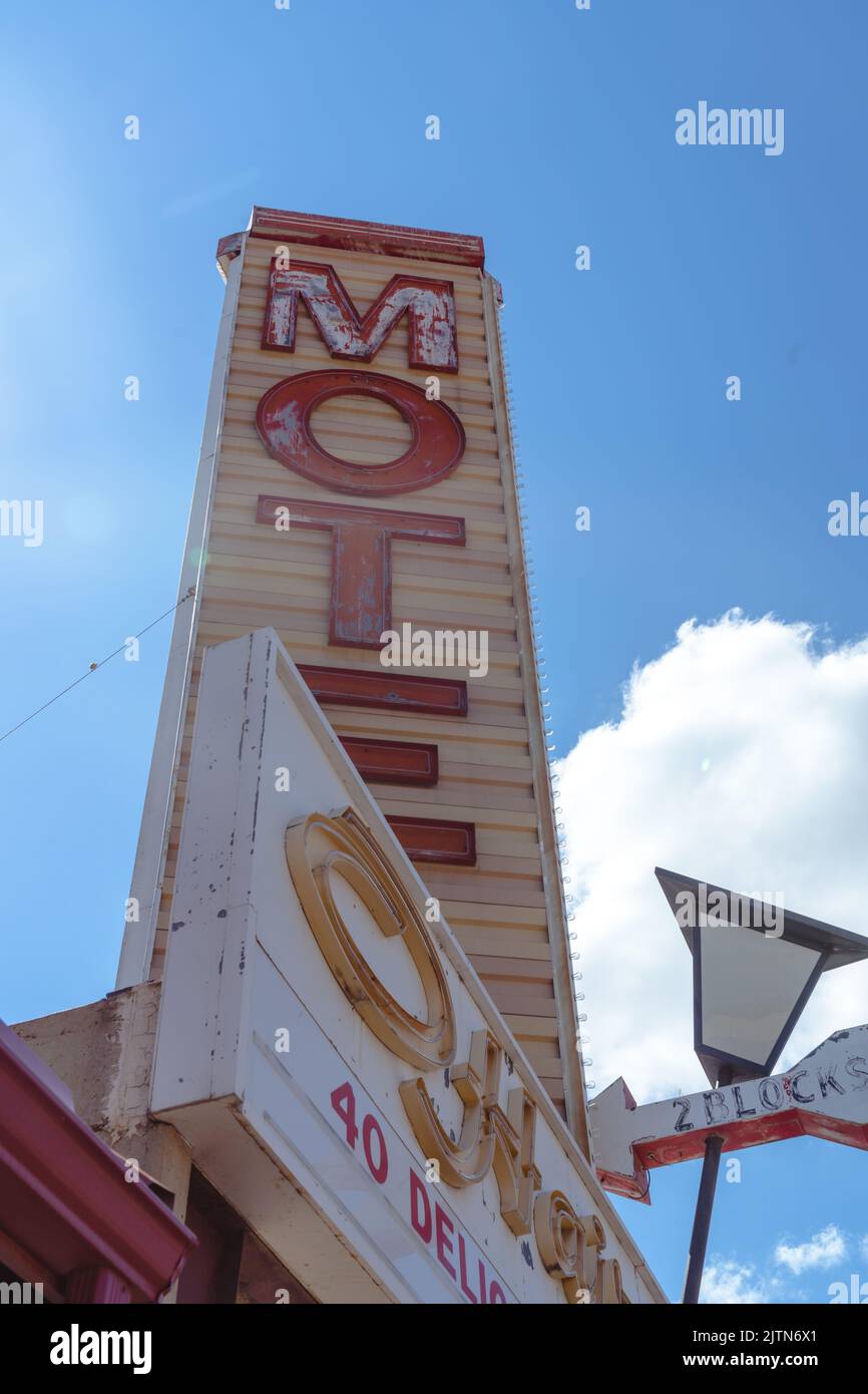 Shelby, Montana - 2 juillet 2022 : panneau pour le Motel O'Haire Manor dans le centre-ville Banque D'Images