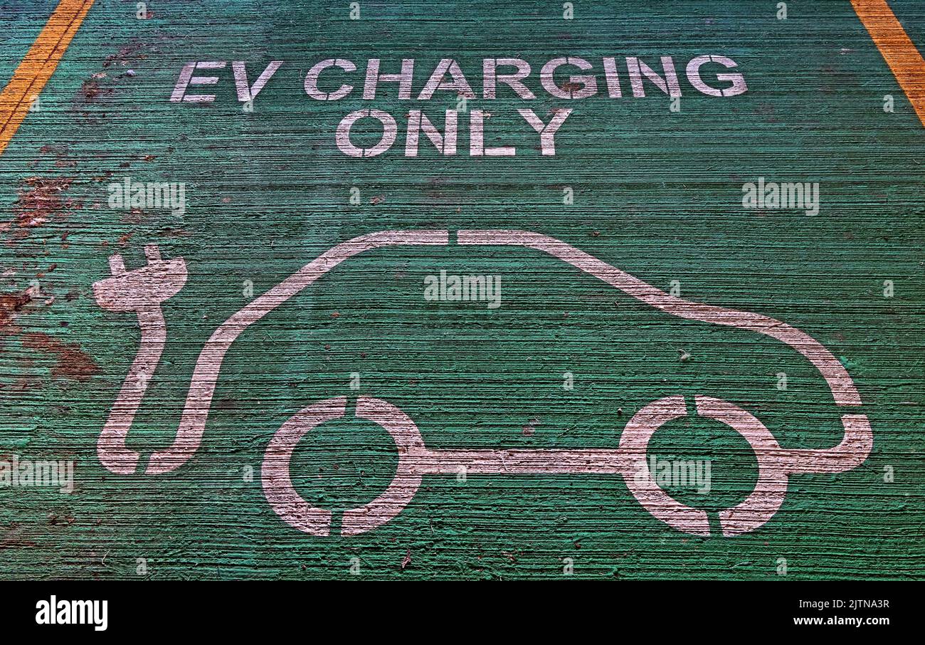 Espace de chargement EV uniquement (véhicule électrique) uniquement, parking TimeSquare, centre-ville de Warrington, Cheshire, Angleterre, Royaume-Uni, WA1 2HN Banque D'Images