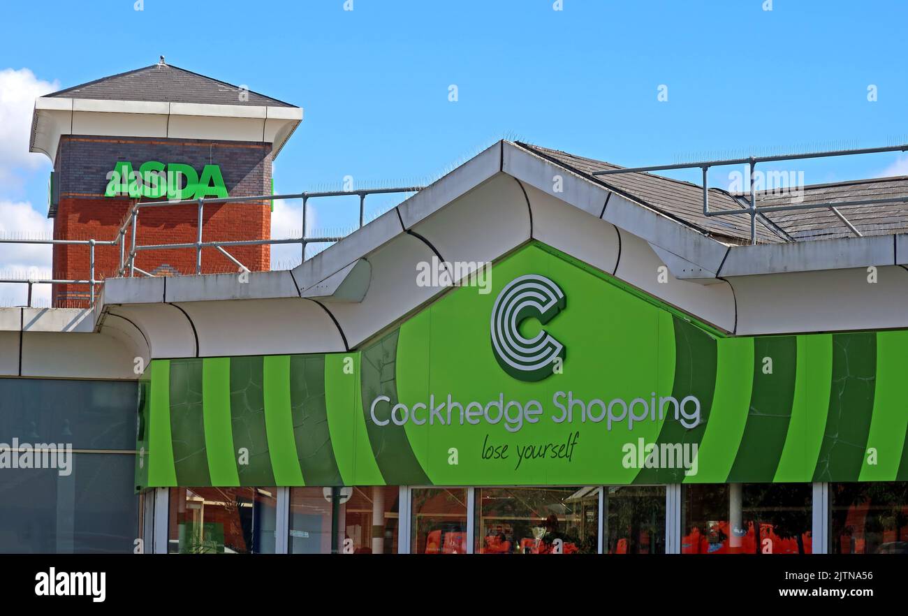 Cockhedge shopping centre et Asda Superstore, Warrington Town Center, Asda, slogan: Land you, Cheshire,England,UK Banque D'Images