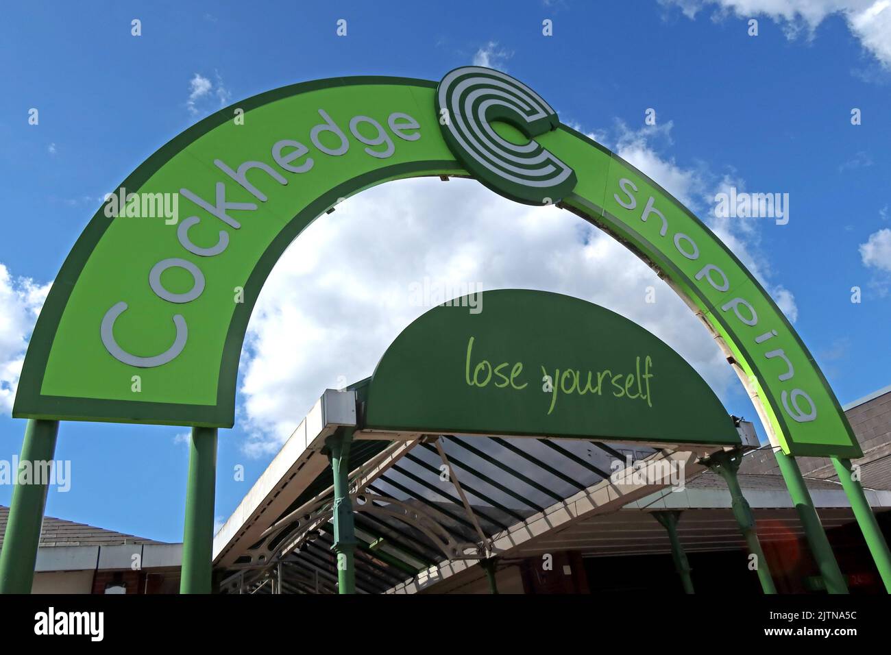 Cockhedge shopping centre entrée, Warrington Town Center, Asda, slogan: Lesse you, Cheshire,England,UK Banque D'Images