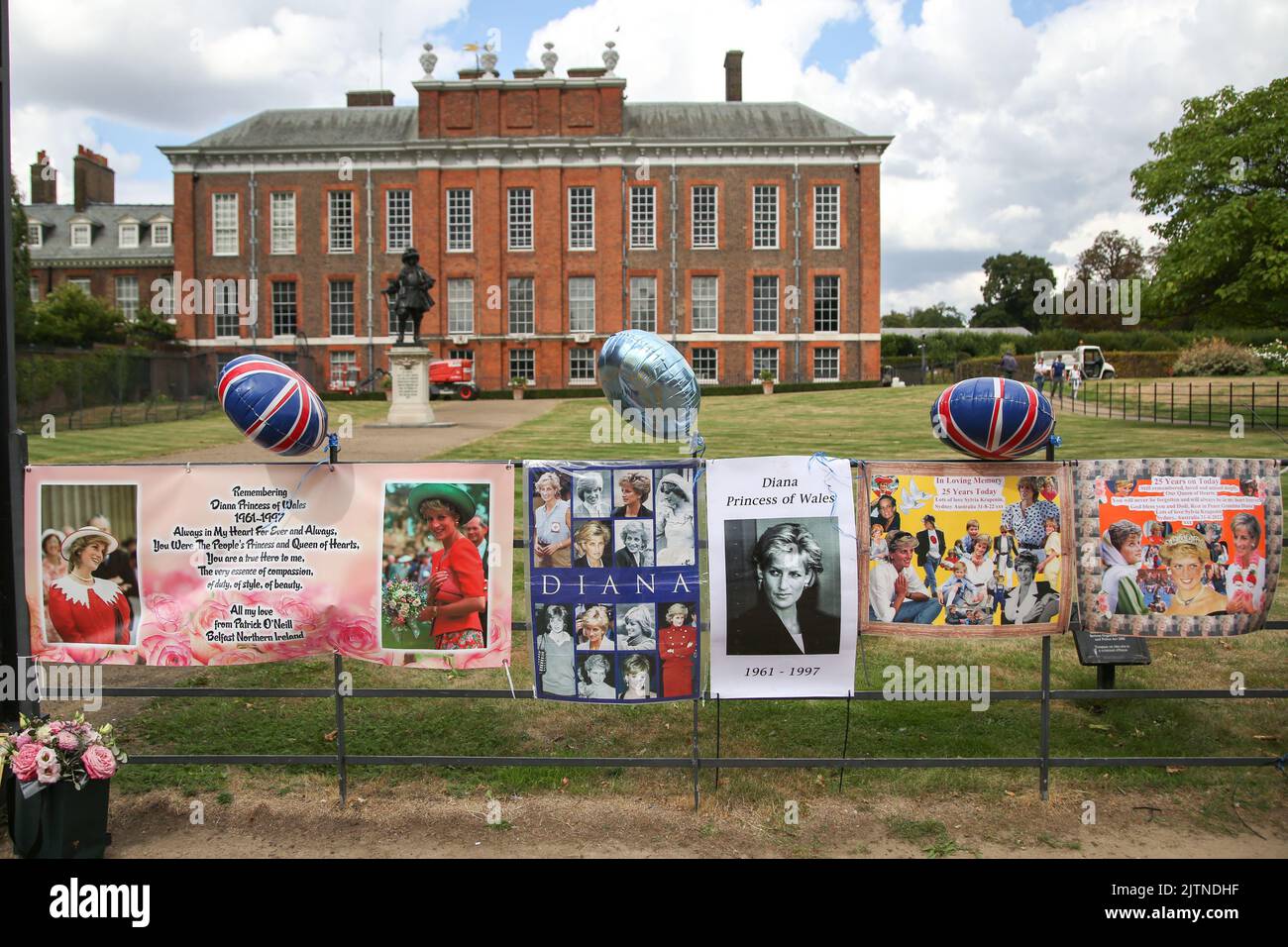 Londres, Royaume-Uni. 31st août 2022. Des souvenirs exposés devant le Palais de Kensington, à Londres, à l'occasion du décès de Diana, princesse de Galles, en 25th, décédée à l'hôpital de Pitie-Salpetriere à Paris dans les premières heures du 31 août 1997, à la suite d'un accident de voiture mortel dans le tunnel du Pont de l'Alma. Crédit : SOPA Images Limited/Alamy Live News Banque D'Images