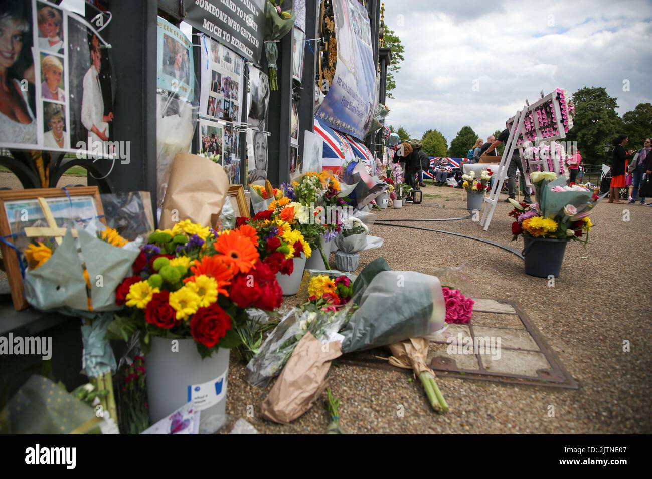 Londres, Royaume-Uni. 31st août 2022. Des fleurs et des hommages sont laissés à l'extérieur du Palais de Kensington, à Londres, à l'25th occasion de l'anniversaire de la mort de Diana, princesse de Galles, qui est décédée à l'hôpital Pitie-Salpetriere à Paris dans les premières heures du 31 août 1997, à la suite d'un accident de voiture mortel dans le tunnel du Pont de l'Alma. (Photo par Steve Taylor/SOPA Images/Sipa USA) crédit: SIPA USA/Alay Live News Banque D'Images