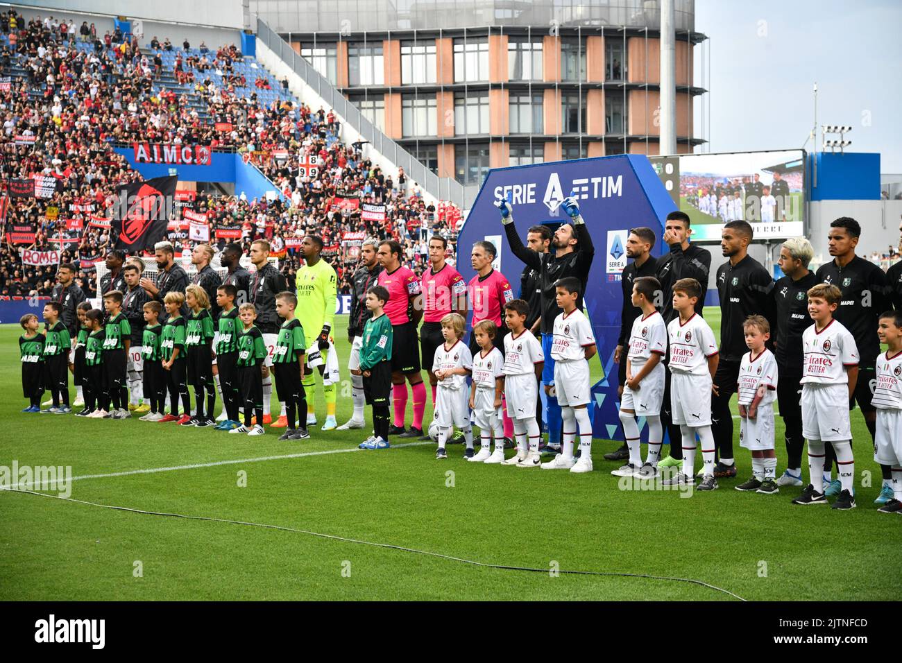 Sassuolo, Italie - 30/08/2022, Foto Massimo Paolone/Lapresse 30 Agosto 2022 - Sassuolo, Italie - sport, calcio - Sassuolo vs Milan - Campionato italiano di calcio Serie A TIM 2022/2023 - Stadio Mapei TCCE&#xe0; del Tricolore. Nella foto: Schieramento escadron, inizio gara 30 août 2022 Sassuolo, Italie - sport, calcio - Sassuolo vs Milan - Italien Serie A football Championship 2022/2023 - Mapei Stadium. Sur la photo : alignez Banque D'Images