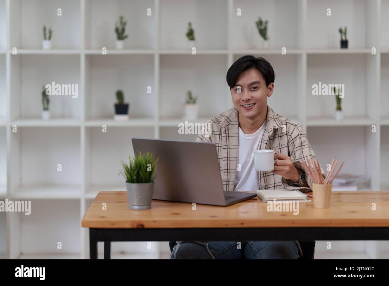 Homme asiatique utilisant un ordinateur portable travaillant au bureau. Créativité et nouvelle idée concende Banque D'Images
