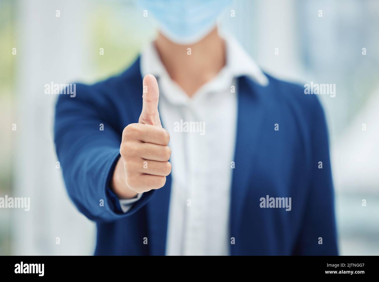 Covid, masque de visage et pouces vers le haut personne d'affaires en accord avec la politique de proposition de distance sociale. Soutien à la réglementation de la sécurité sanitaire et bonnes nouvelles pour Banque D'Images