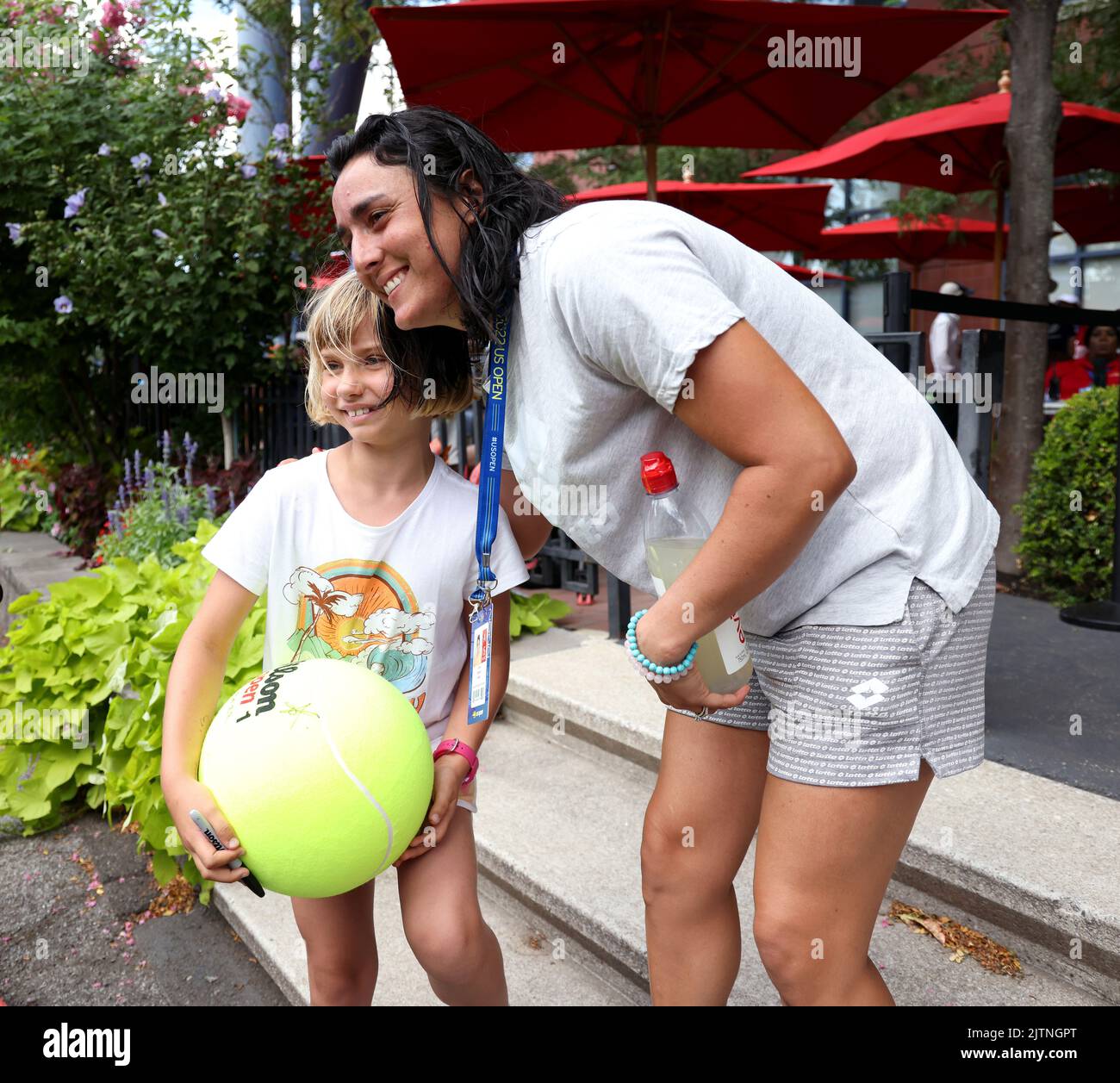 OUVERT AUX ÉTATS-UNIS - JOUR 2, Flushing Meadows, New York, États-Unis. 31st août 2022. L'ont Jabeur de Tunisie pose avec une jeune famille à la suite de son match à l'US Open de mercredi. 31 août/ Credit: Adam Stoltman/Alamy Live News Banque D'Images