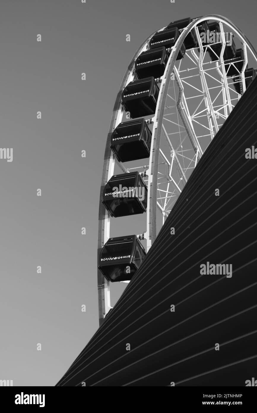 La roue Millennium de l'embarcadère Navy Pier de Chicago émerge derrière un ventilateur s'ouvrant sur un ciel d'hiver clair Banque D'Images
