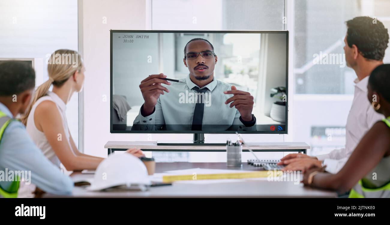 Appel vidéo, réunion d'affaires et travailleurs de l'industrie planifiant un projet avec un directeur industriel. Équipe ayant une discussion virtuelle sur le développement Banque D'Images