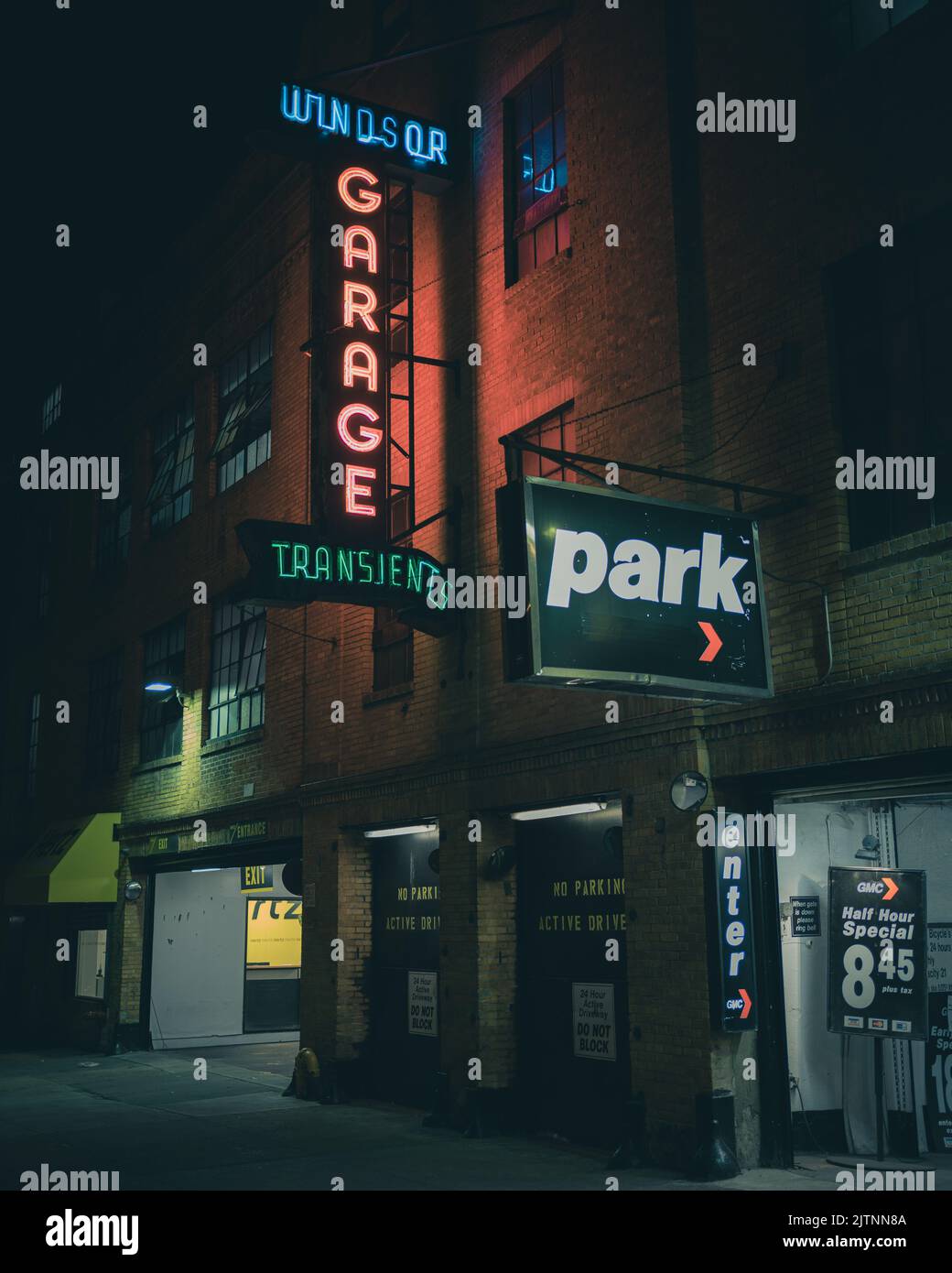 Windsor parking Neon Sign at Night, Manhattan, New York Banque D'Images