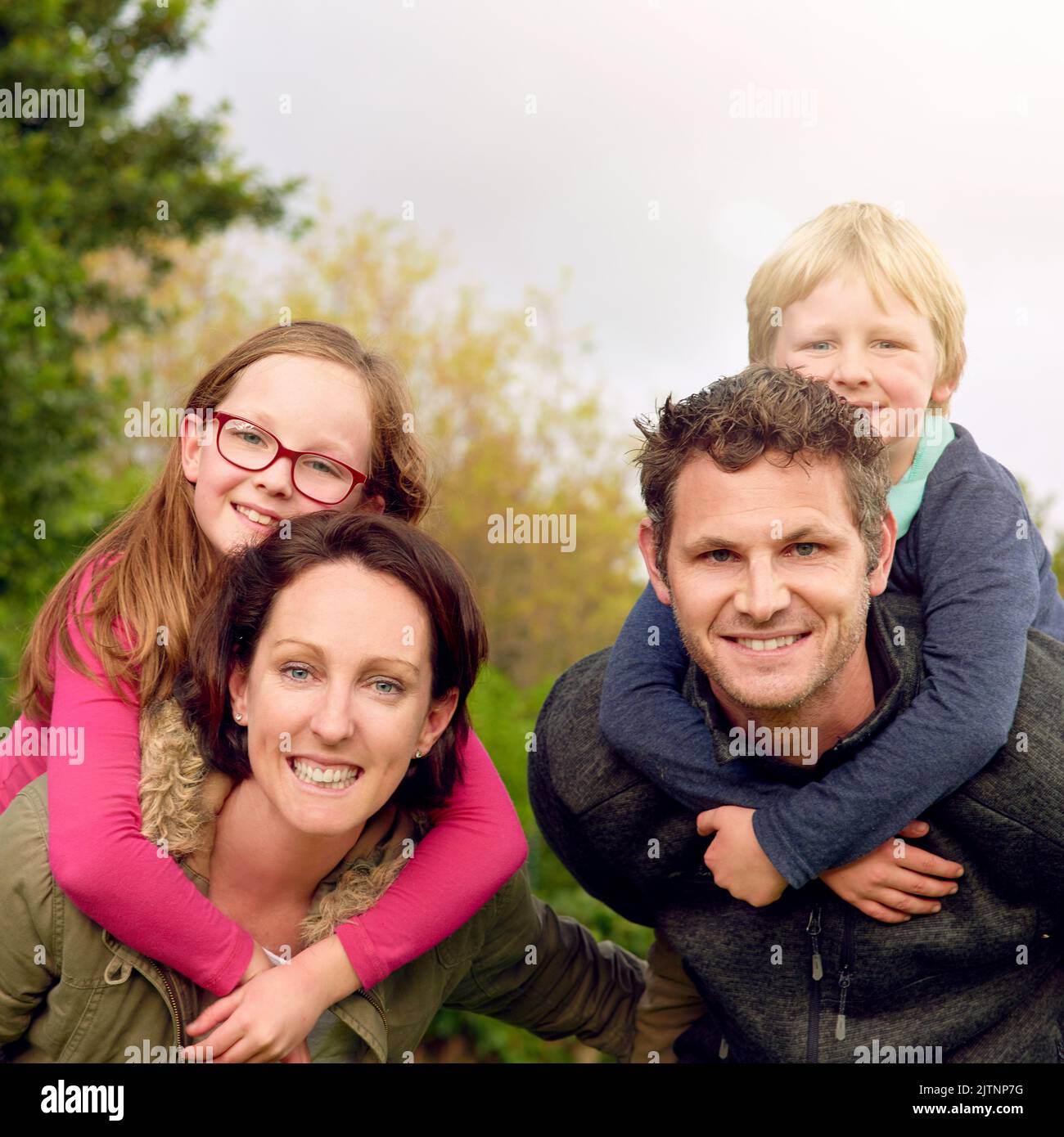 Celui-ci est pour l'album photo de famille. Portrait d'une jeune famille debout ensemble. Banque D'Images
