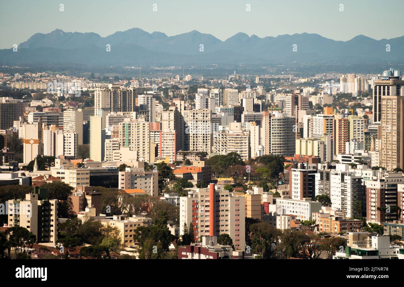 Vue panoramique sur la ville de Curitiba, capitale de l'état de Paraná, sud du Brésil, avec les montagnes de la Serra do Mar en arrière-plan Banque D'Images