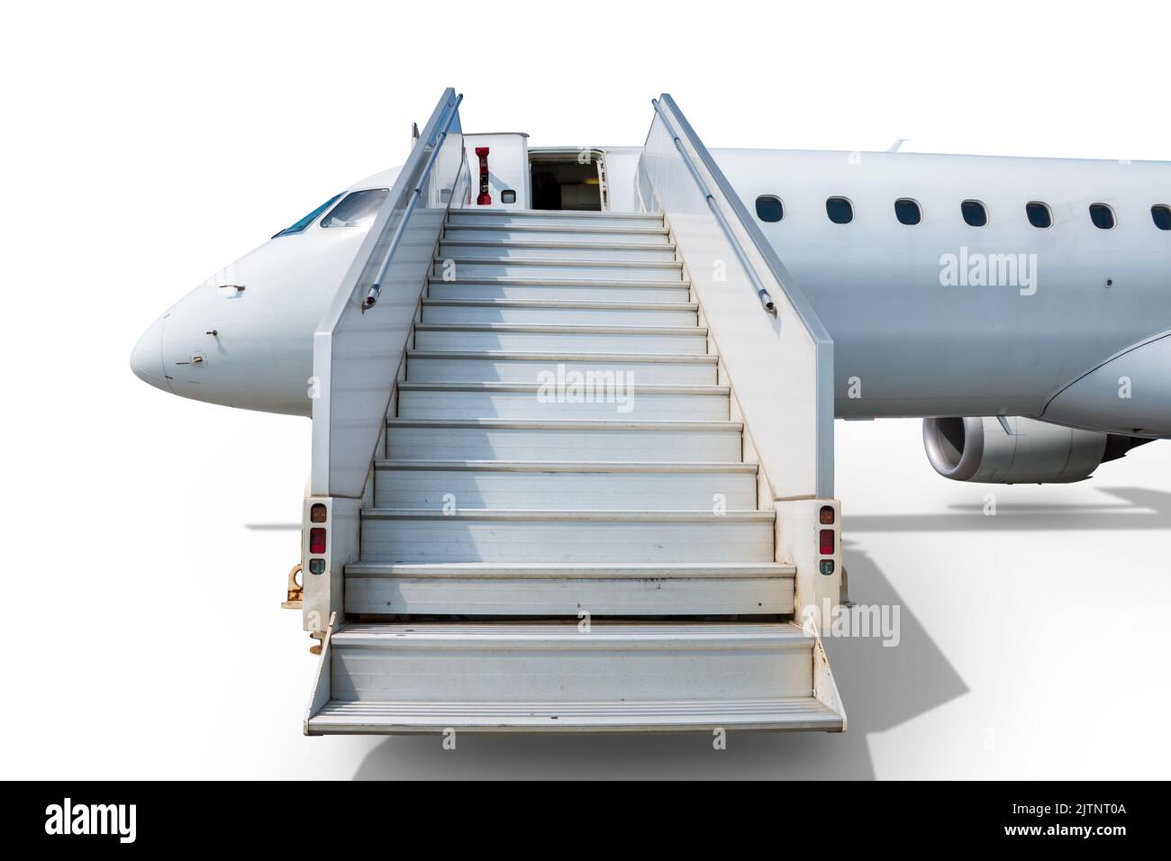 Avion à réaction passager avec marches isolées sur fond blanc Banque D'Images