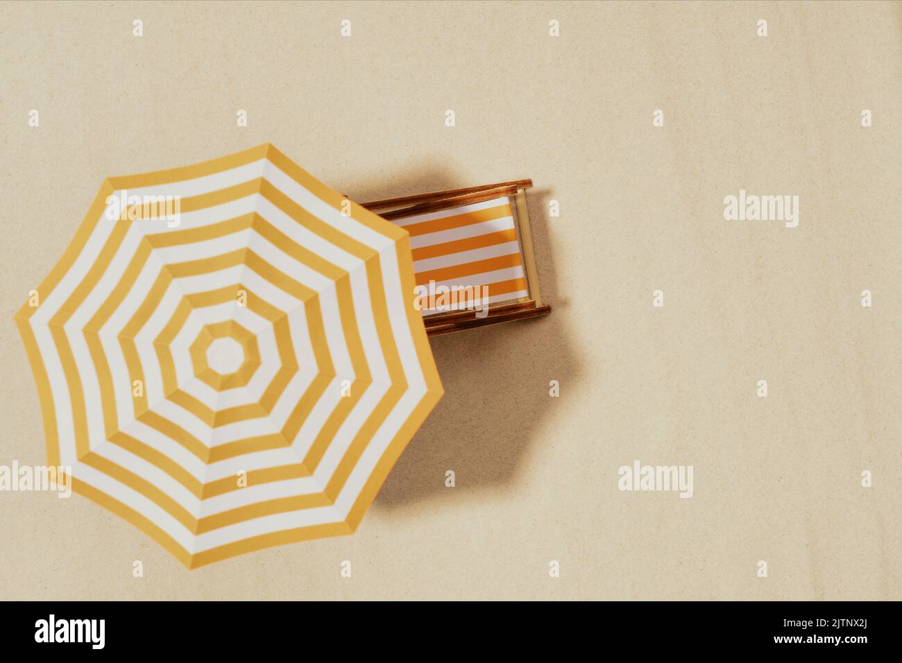 Le concept des vacances d'été. Vue de dessus sur une chaise longue sous un parasol sur la plage de sable Banque D'Images