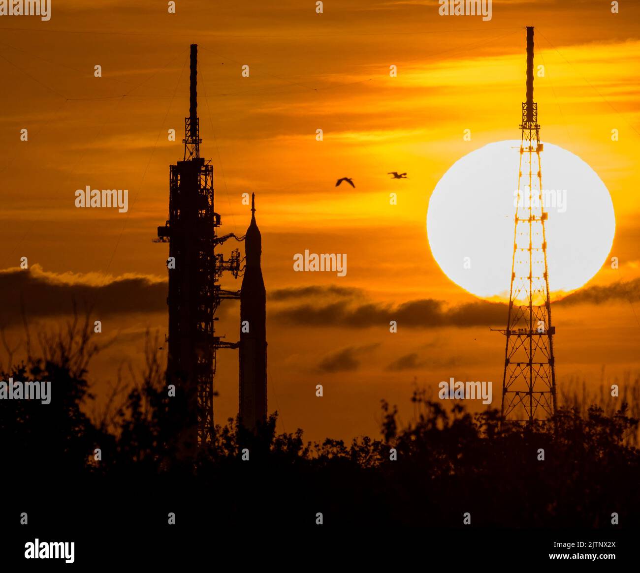 Kennedy Space Center, Floride. Le 31 août 2022, la fusée SLS (Space Launch System) de la NASA à bord de l'engin spatial Orion est vue au lever du soleil sur un lanceur mobile au Launch Pad 39B alors que les préparatifs pour le lancement se poursuivent, le mercredi 31 août 2022, au Kennedy Space Center de la NASA en Floride. L’essai en vol Artemis I de la NASA est le premier essai intégré des systèmes d’exploration spatiale profonde de l’agence : l’engin spatial Orion, la fusée SLS et les systèmes terrestres auxiliaires. Photo de Bill Ingalls/NASA via CNP/ABACAPRESS.COM Banque D'Images