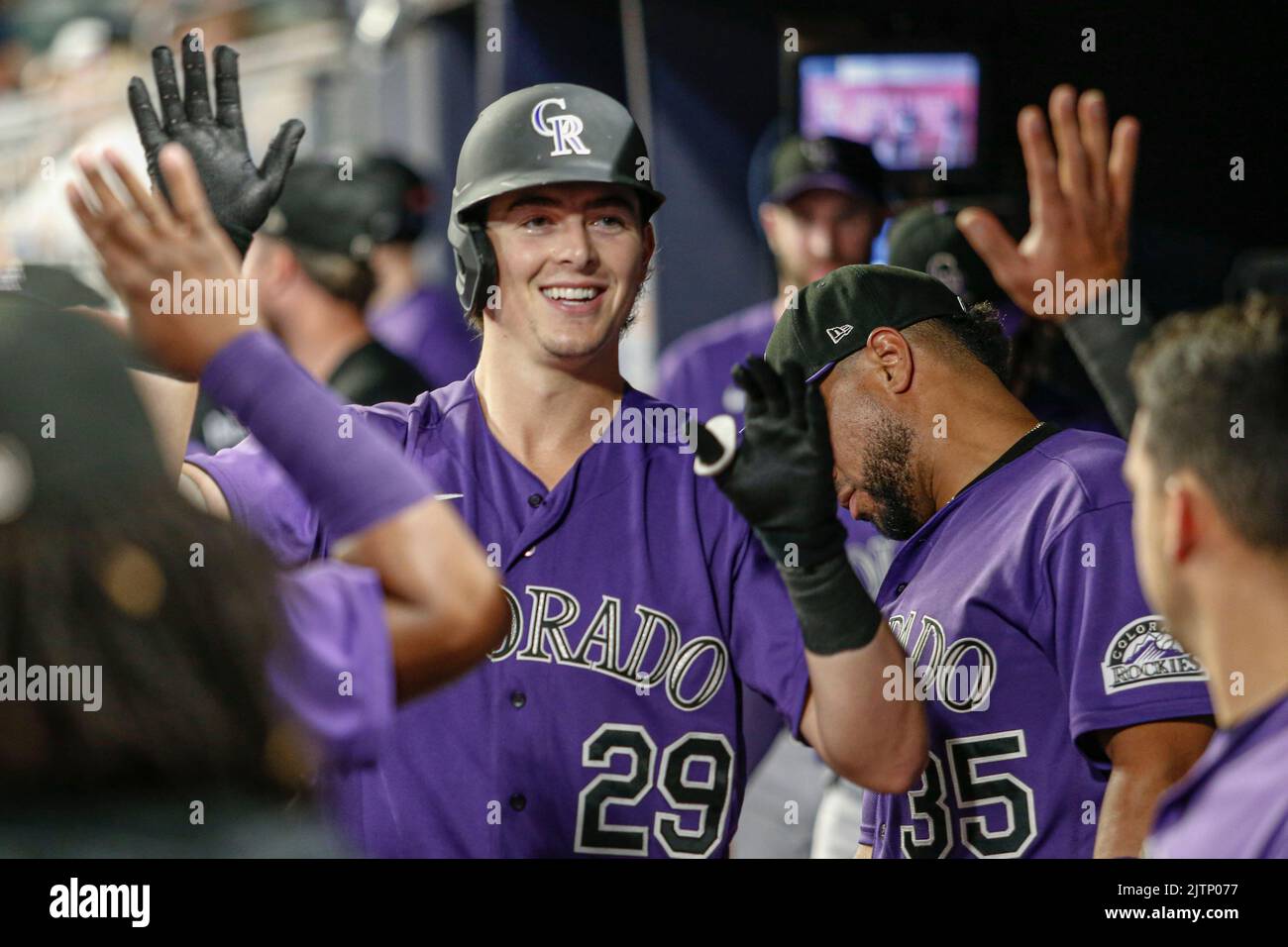 Atlanta, Géorgie. États-Unis; Michael Toglia, premier joueur des Rocheuses du Colorado (29), a fait une course à domicile et est célébré par ses coéquipiers lors d'une ligue majeure de baseball Banque D'Images