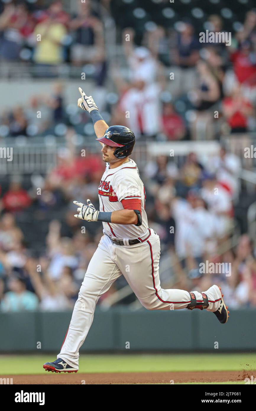Atlanta, Géorgie. USA; Atlanta Braves troisième joueur Austin Riley (27) célèbre après avoir fait une course à domicile lors d'un match de baseball de ligue majeure contre le Banque D'Images