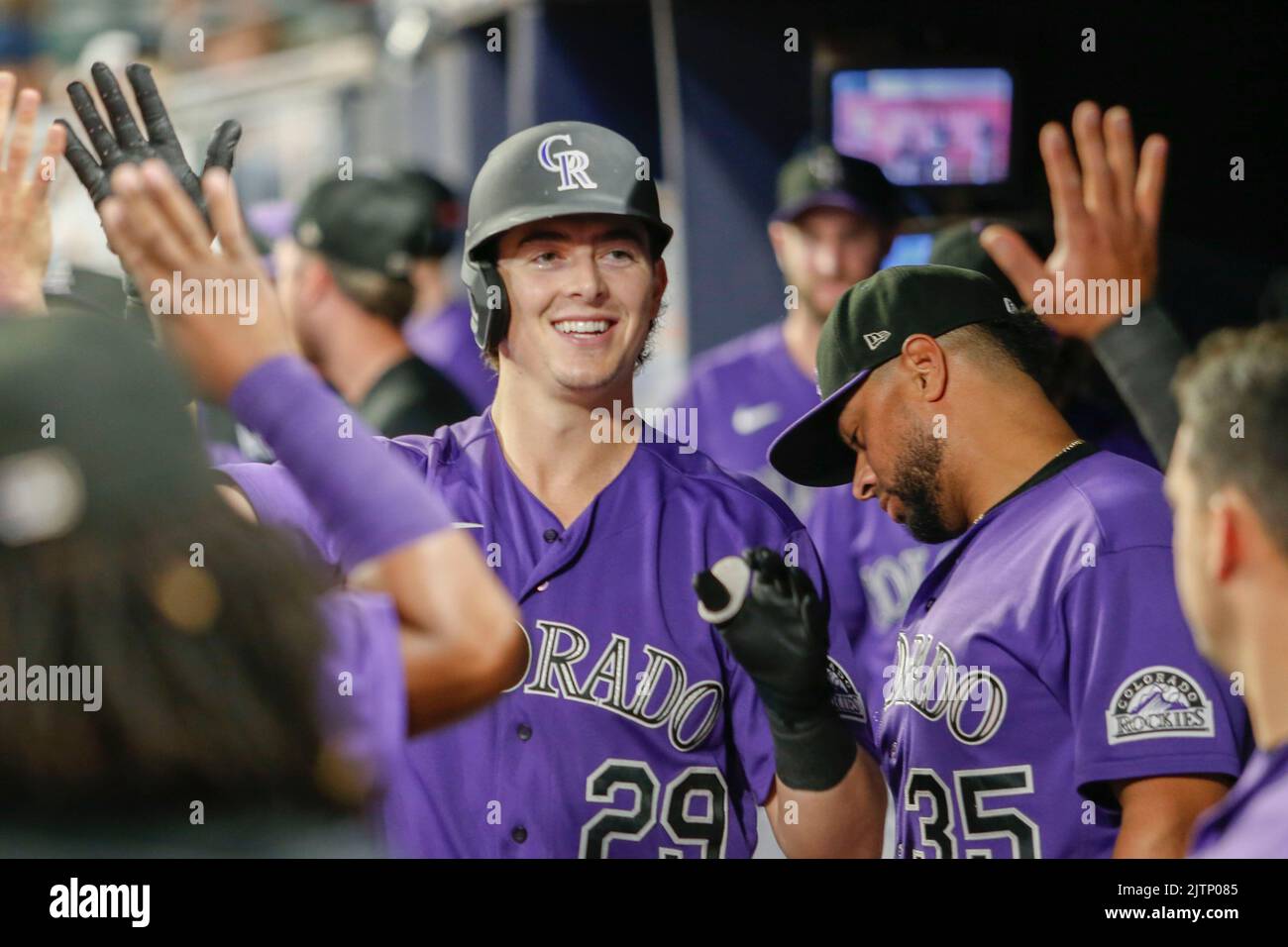 Atlanta, Géorgie. États-Unis; Michael Toglia, premier joueur des Rocheuses du Colorado (29), a fait une course à domicile et est célébré par ses coéquipiers lors d'une ligue majeure de baseball Banque D'Images
