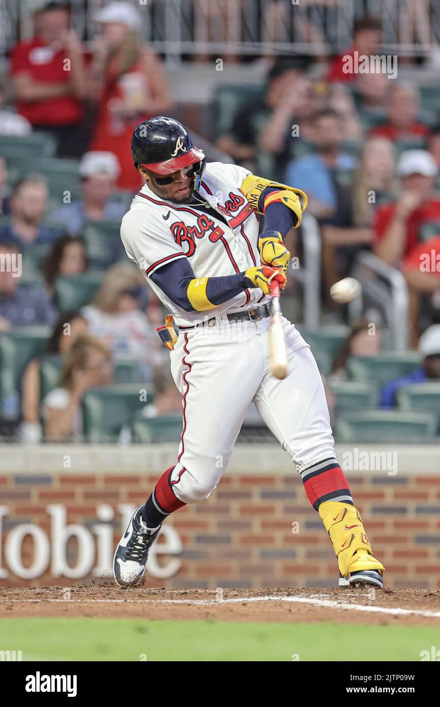 Atlanta, Géorgie. USA; Atlanta Braves, le grand joueur de terrain Ronald Acuna Jr. (13), a fait une course à domicile lors d'un match de base-ball de ligue majeure contre le contre-batteur contre la couleur Banque D'Images