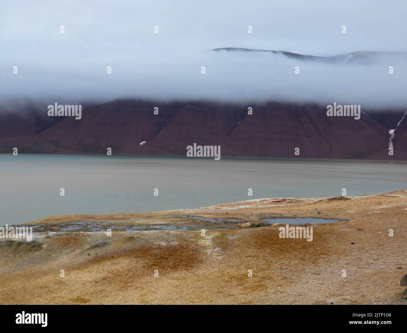 Palanderbukta est un fjord de Gustav Adolf Land à Nordastlandet, dans le Spitsbergen, une baie sud du Wahlenbergfjord. Désert de montagne arctique Banque D'Images