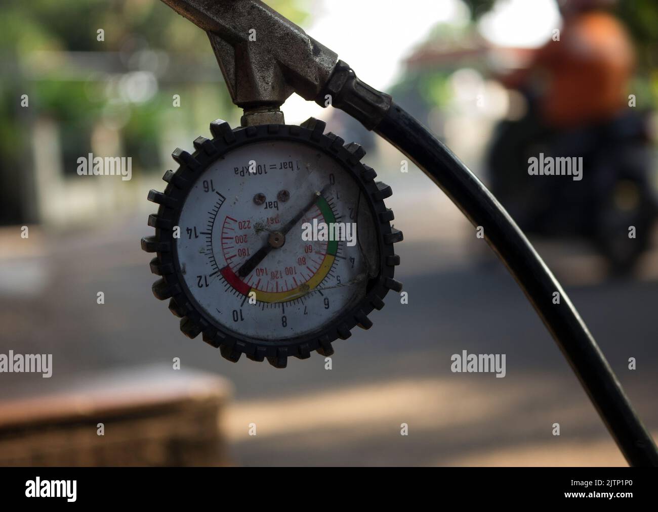 Pistolet de gonflage à main avec manomètre sur fond flou Banque D'Images