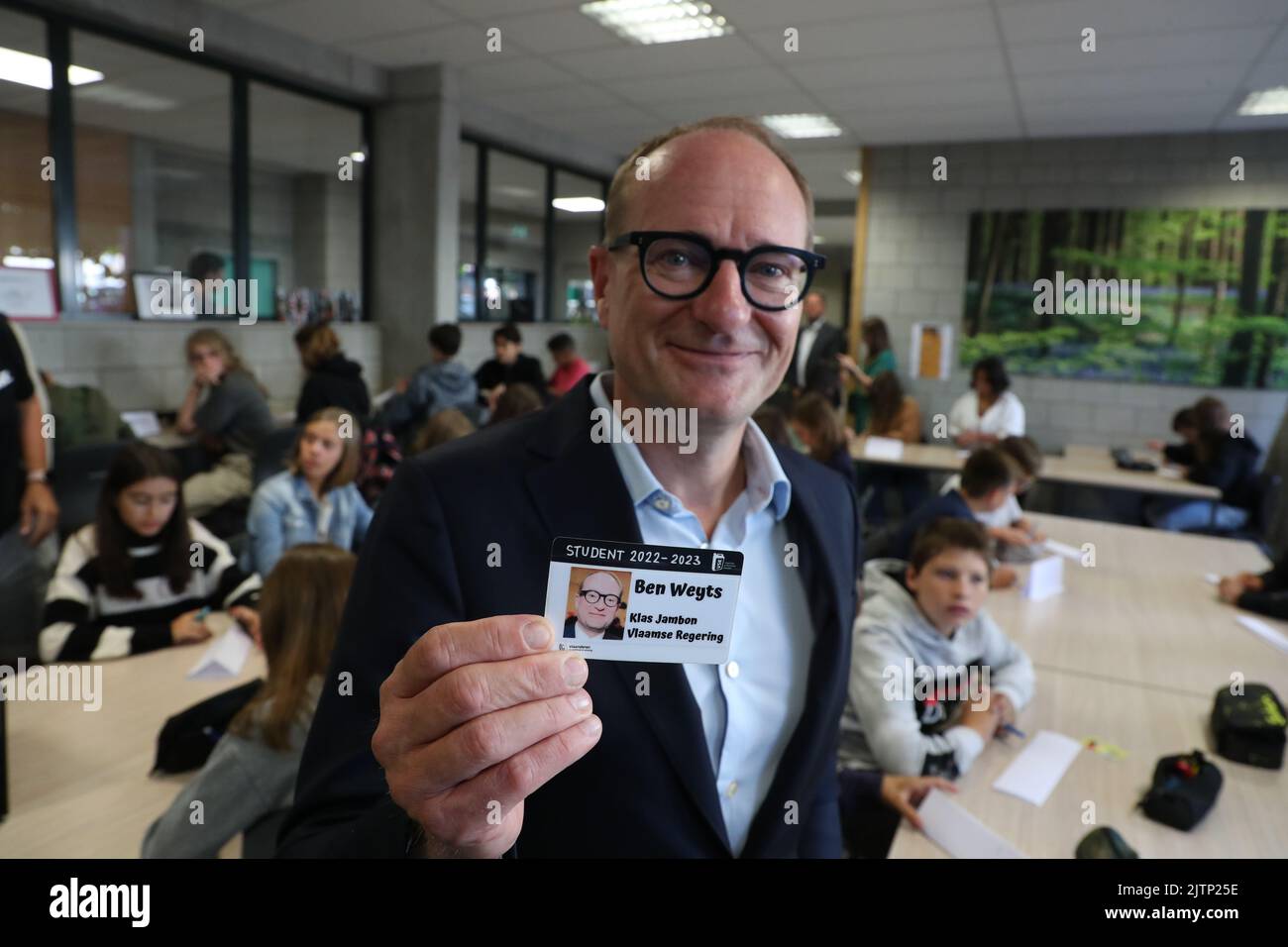 Ben Weyts, ministre flamand de l'éducation, de la protection des animaux et des Sports, photographié lors d'une visite à THE GO! Technisch Atheneum Halle le premier jour d'école pour l'année scolaire 2022-2023, jeudi 01 septembre 2022, à Halle. BELGA PHOTO NICOLAS MATERLINCK Banque D'Images