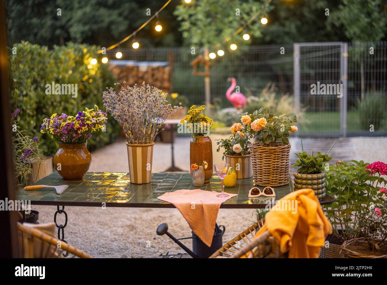 Jardin confortable avec fleurs au crépuscule Banque D'Images