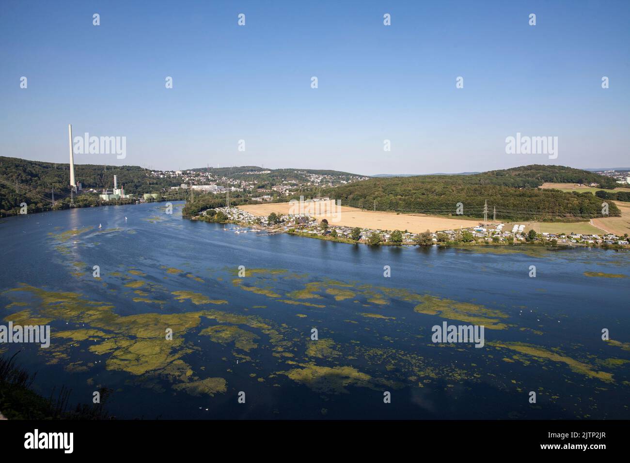 Vue sur le lac Harkort jusqu'à la ville de Herdecke et la centrale électrique à cycle combiné Cuno, turbine à gaz à cycle combiné, Rhénanie-du-Nord-Westphalie, Allemagne. E Banque D'Images