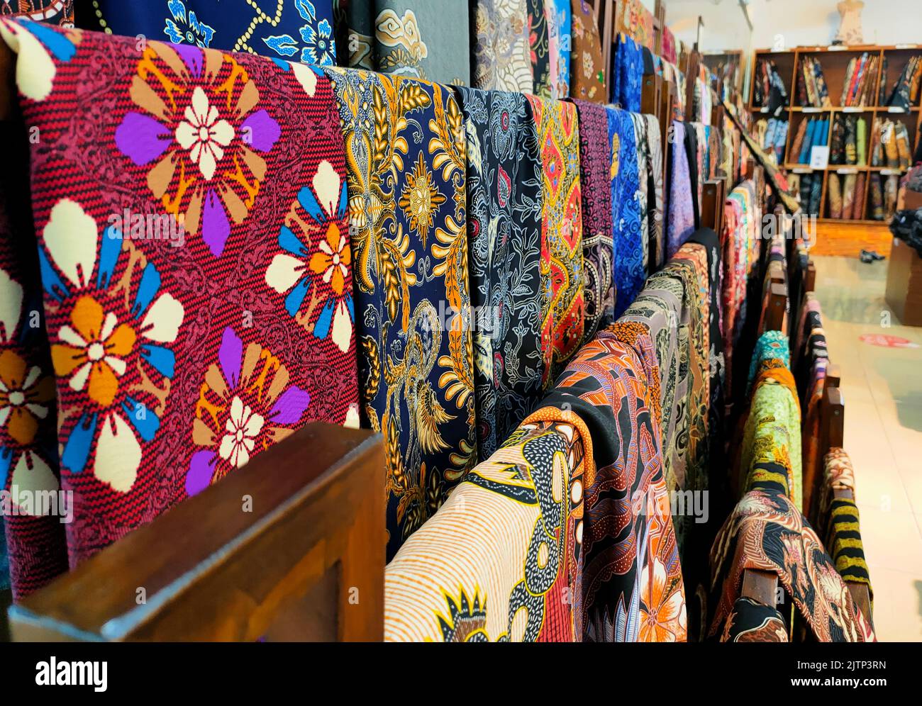 Cirebon, Indonésie-14 août 2022: Divers batik de Trusmi de Cirebon dans une boutique Banque D'Images